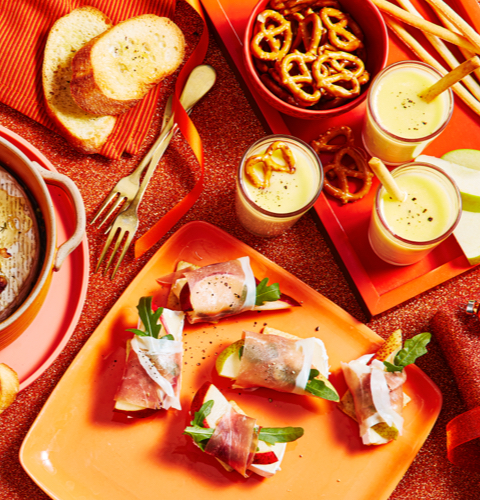 Bouchées de brie et de poire, pots à fondue au brie et brie cuit au four sur une table de fête