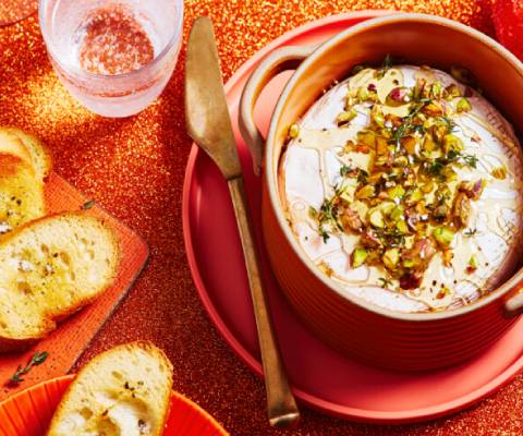 Bouchées de brie et de poire, pots à fondue au brie et brie cuit au four sur une table de fête